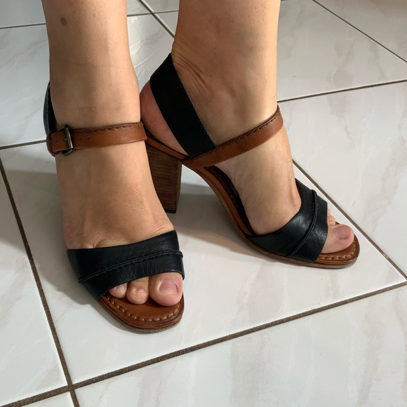 FRYE - 8.5 Block Heel Sandals. EUC - Picture 3 of 11